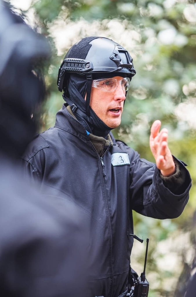Een leider tijdens de training persoonlijk leiderschap ontwikkeling bij Unlimited You geeft een briefing