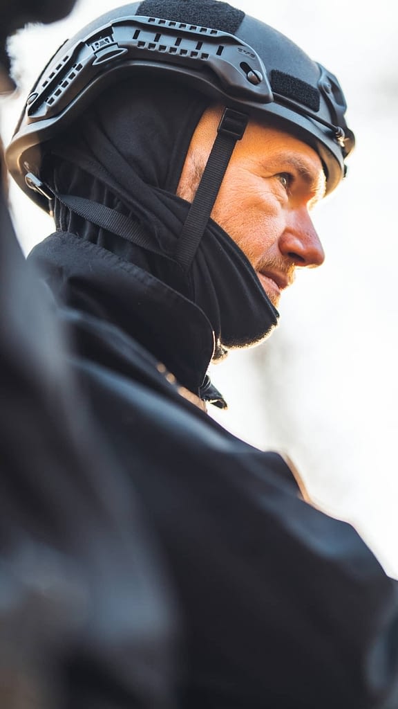 Aandachtig luisteren tijdens de briefing voor de Special Forces Experience bij Unlimited You