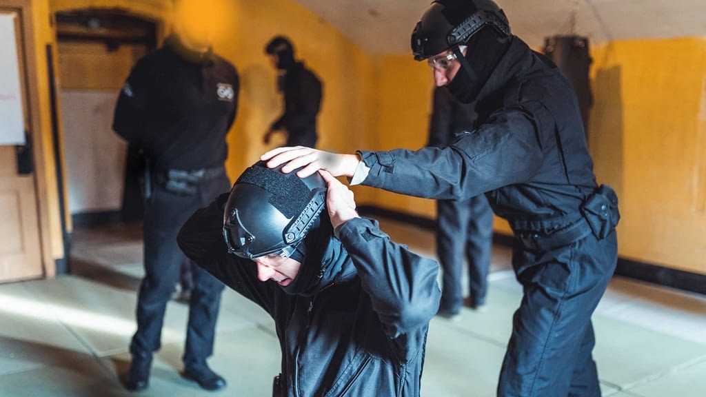 Aanhouding tijdens de simulatiefase van de Special Forces Experience teambuilding training van Unlimited You