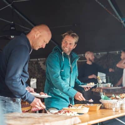 Verbinding tussen mensen vindt plaats tijdens een informele setting tijdens de bbq bij Unlimited You